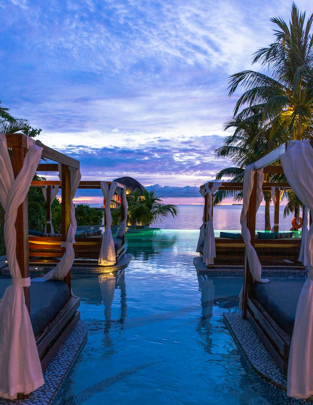 Hotel and spa pool with constant hot-water demand